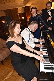 Alexander Fürst zu Schaumburg Lippe spielt mit Freundin Mahkameh Navabi vierhändig Klavier, Sophia Gräfin von Schaesberg  